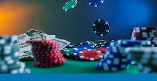 Pengguna membaca bonus harian di ponsel